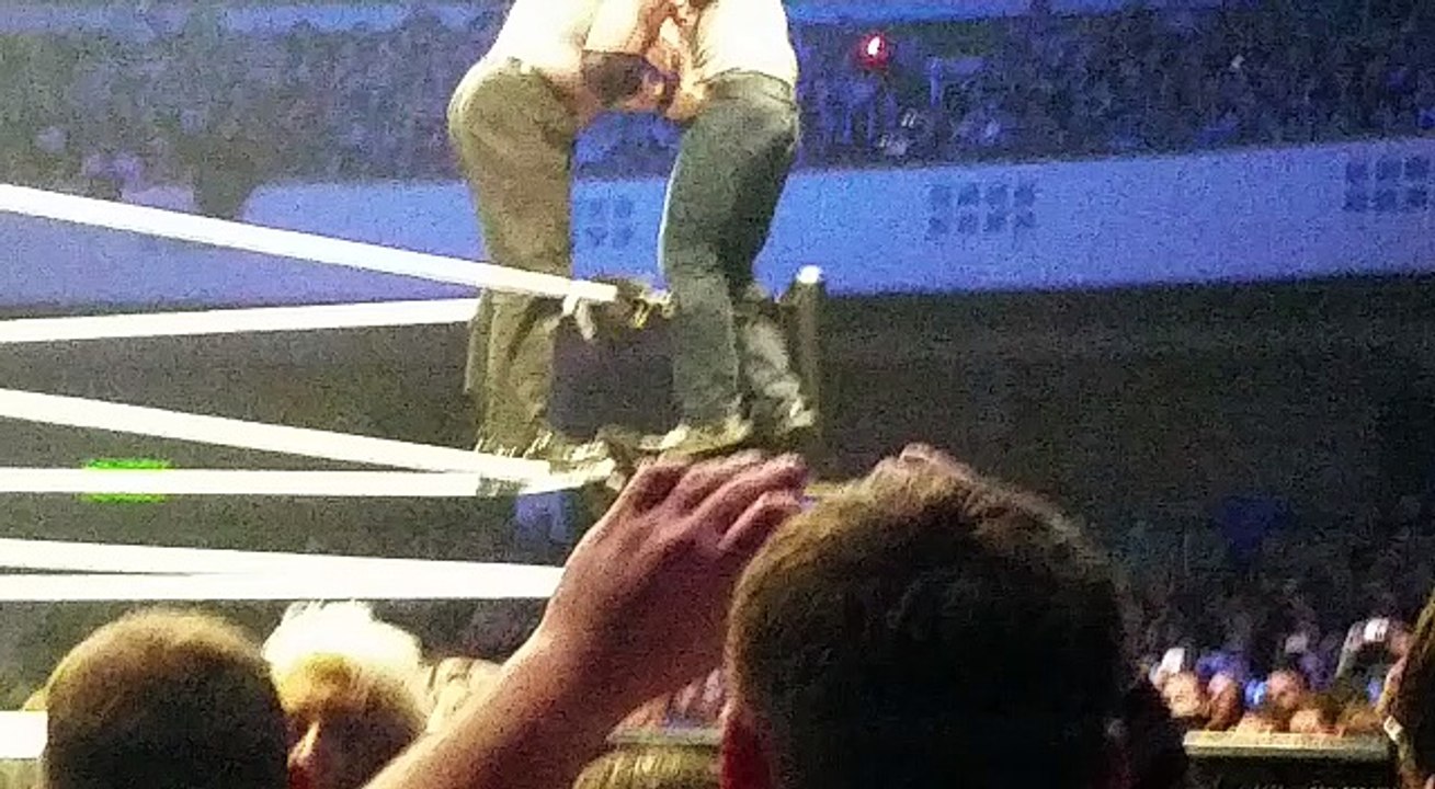 Dean Ambrose vs. Kane, WWE Live in Frankfurt, Germany, November 15th, 2014 (2)