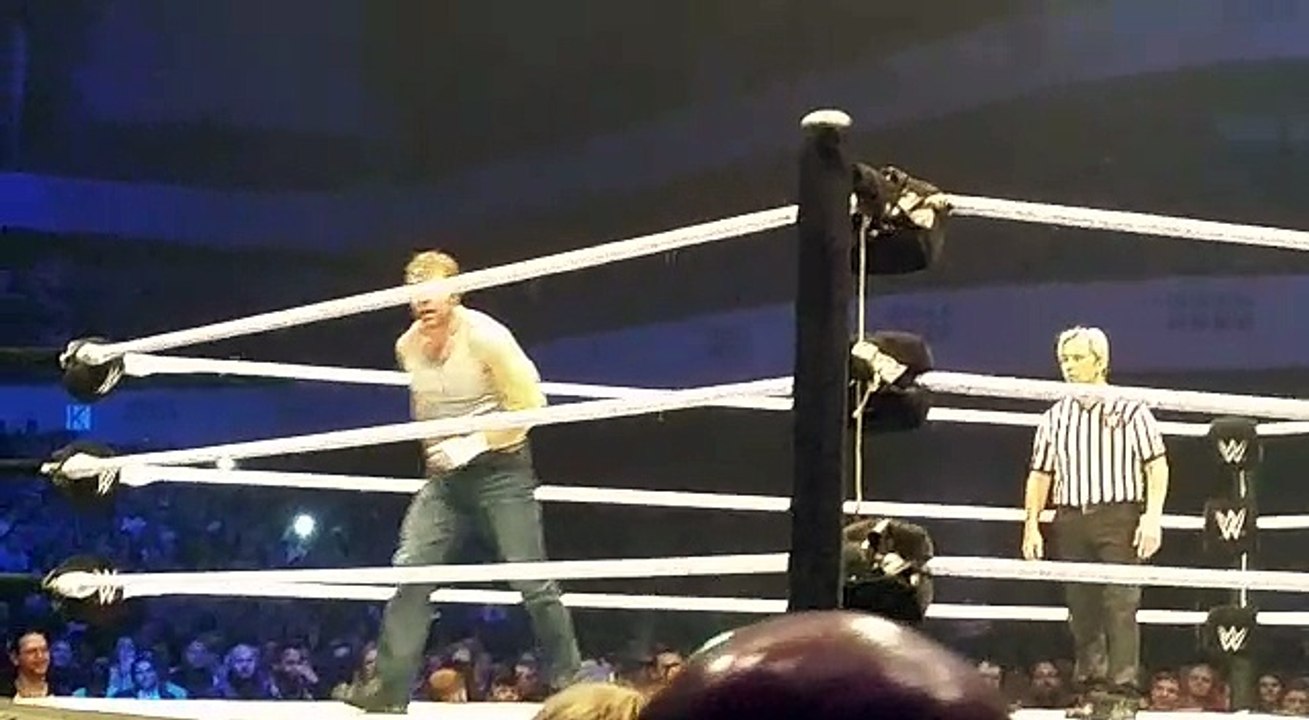 Dean Ambrose vs. Kane, WWE Live in Frankfurt, Germany, November 15th, 2014 (1)