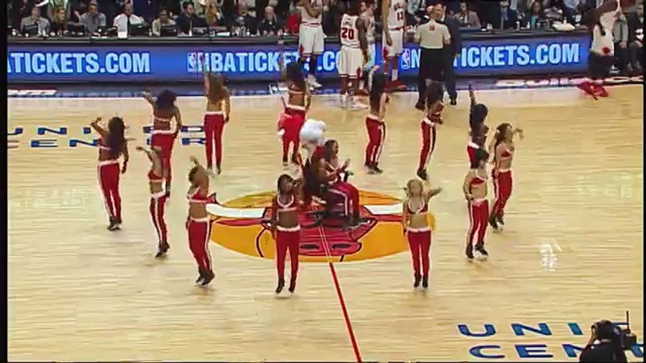 Il demande sa copine pompom girl en mariage sur le parquet des Bulls