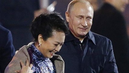 Vladimir Putin 'Flirted' With China's First Lady Peng Liyuan During APEC Summit