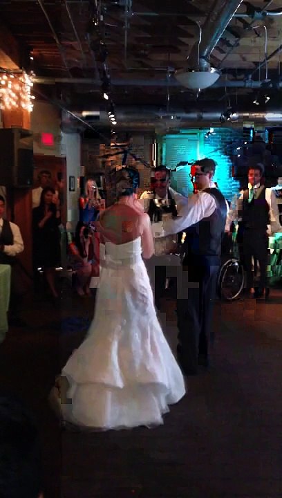 Paraplégique, cet homme s'est levé de son fauteuil pour danser lors de son mariage