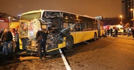 Zeytinburnu'nda Minibüsün Metrobüsle Çarpışması