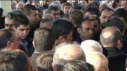 Télécharger la video: Oktay Vural'ın Vefat Eden Eşi Tuba Vural'ın Cenaze Namazı