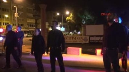 Bergama Salona İzin Verilmeyince Meydanda Sahnelediler