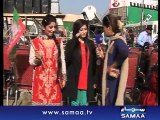 Girls want to take selfie with Imran Khan