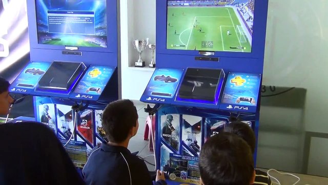 Οι μικροί φίλοι της ΑΕΛ παίζουν Play Station
