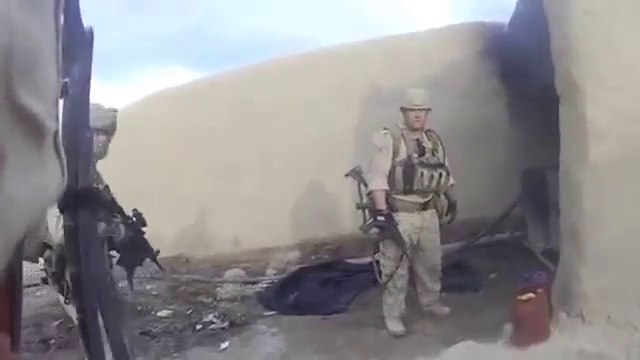 Il se prend une balle de sniper Taliban dans le casque