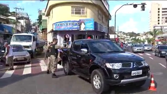 Caminhão perde o freio e atinge três carros no centro de Itabira