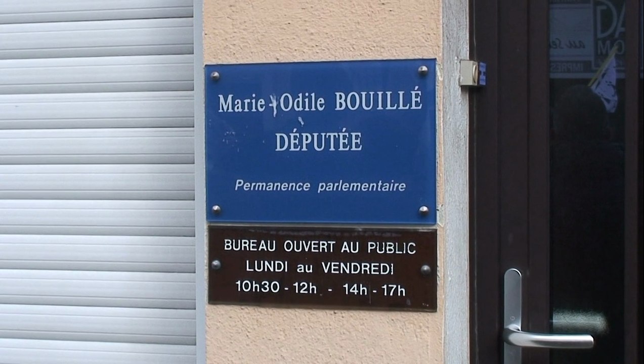 Rassemblement  devant la permanence  de Mme Bouillé, députée de Saint-Nazaire