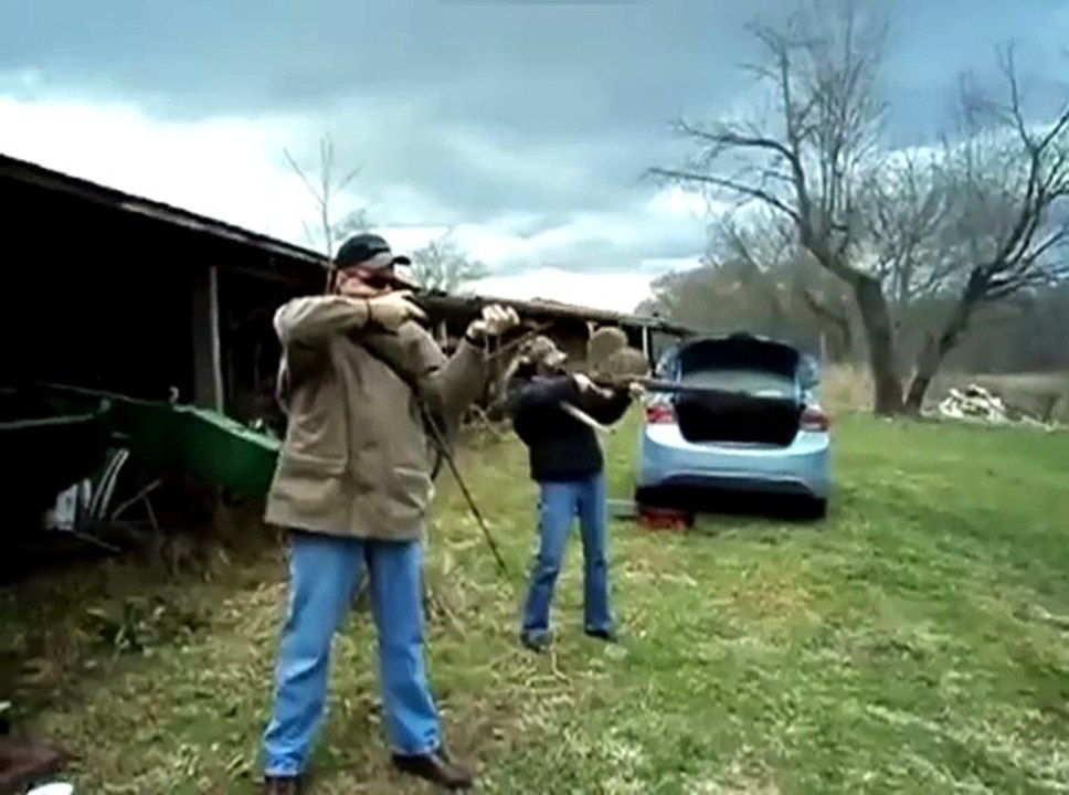 Son fusil lui explose dans les mains