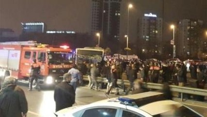 Metrobüs Bariyerleri Parçaladı, E-5'e Daldı