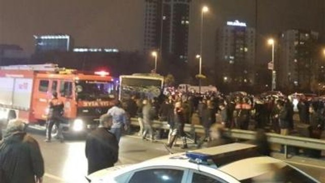 Metrobüs Bariyerleri Parçaladı, E-5'e Daldı