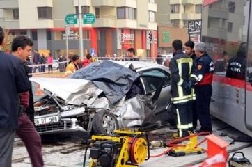 Tramvaya Çarpan Otomobilin Sürücüsü Öldü