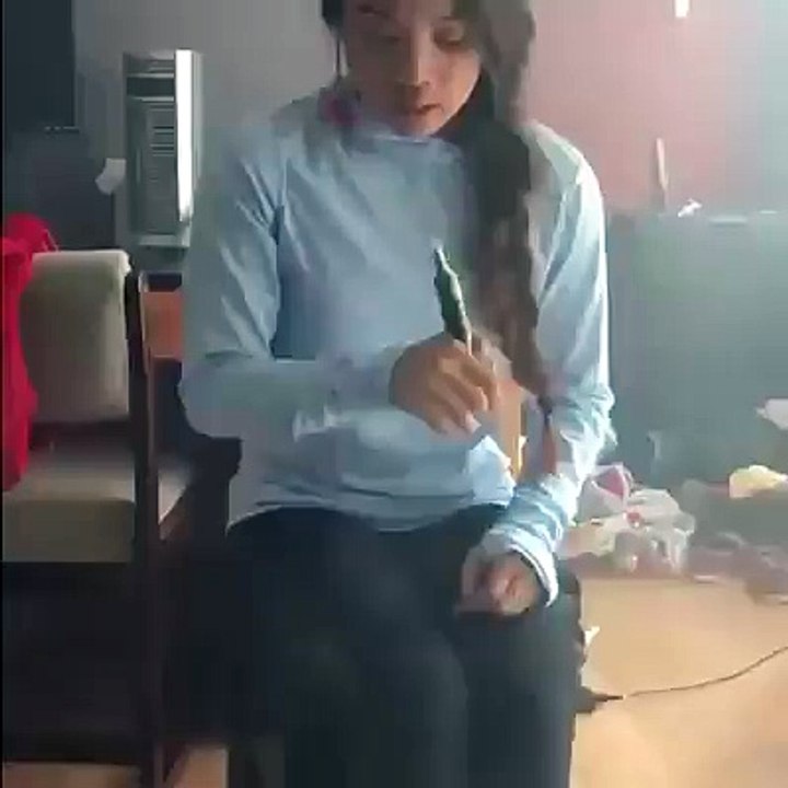 Nargile ile değişik duman çıkaran kız