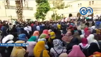 بالفيديو.. متظاهرو جامعة القاهرة يهتفون ضد الجيش ويطالبون بالإفراج عن المحبوسين