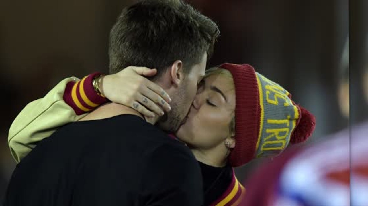 Miley Cyrus und Patrick Schwarzenegger küssen sich bei einem USC Spiel