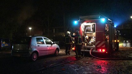 Twee autos branden uit in Groninger wijk Lewenborg - RTV Noord