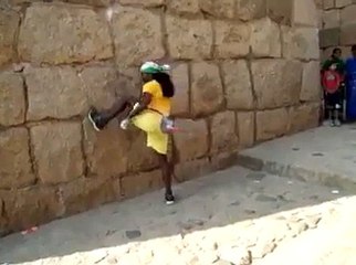 Dunya News - Indian Spiderman climbs ancient fort wall