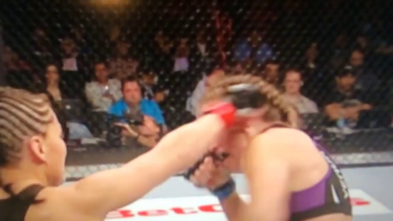 Une combattante d'Ultimate Fighting se fait arracher l'oreille ! (Leslie Smith)