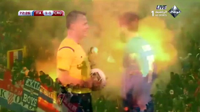 Des fumis stoppent Italie-Croatie...