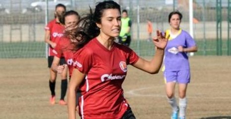 Serenay'ın Yan Hakeme Gol Tepkisi