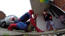 Spiderman souhaite bon anniversaire à son fils malade
