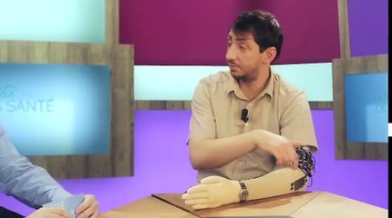 Ce mec fait une démonstration de sa prothèse du bras, on imagine ce qu'il a bien pu faire le matin !