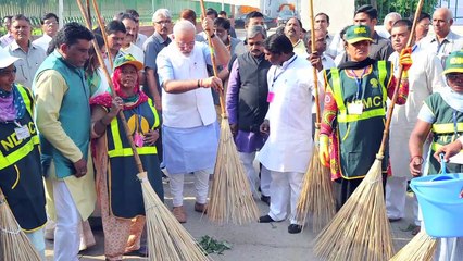 PM Modi embarrasses Comedian Raju Srivastav