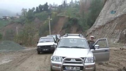 Rizeli Kadınlardan İlginç Yol Kapatma Eylemi