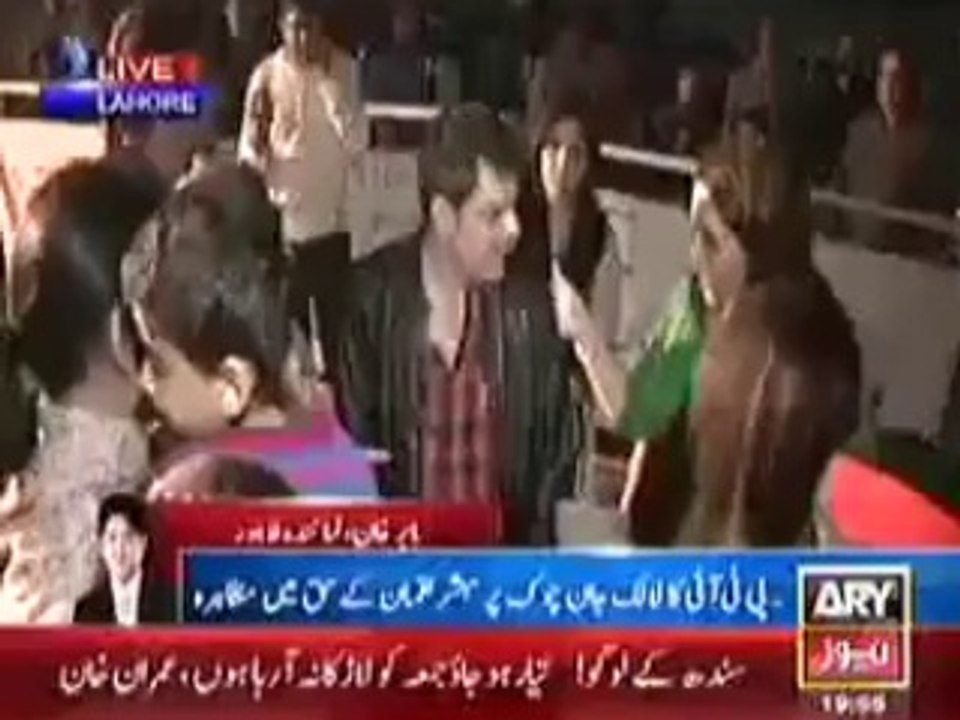 Mubashir Luqman kissing a women  watch video.