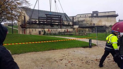 La passerelle du donjon du château de Caen enlevée