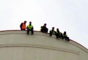 Paralarını alamayan işçiler inşaat çatısında eylem yaptı