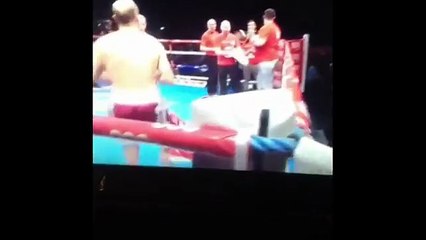 Boxeador quase leva cadeirada na cabeça