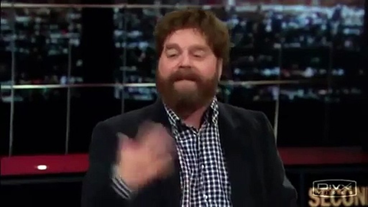 Zach Galifianakis alllume un joint sur un plateau TV