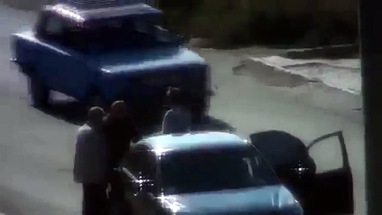 Укрофашисты в Мариуполе отнимают машины, забирают деньги... 09.10.2014