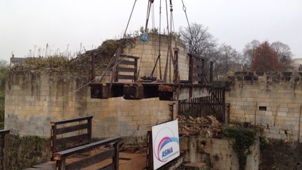 La passerelle d'accès du donjon retirée