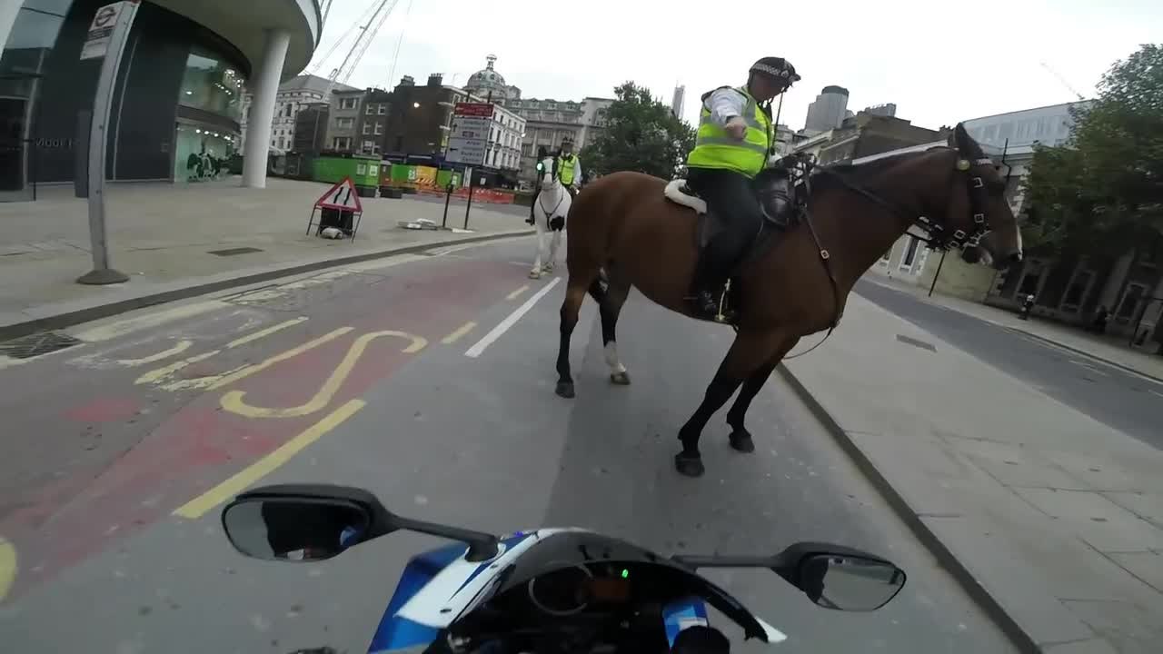 Ne pas faire de wheeling en moto en plein centre de Londres