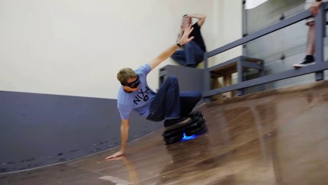 Tony Hawk teste l'Hoverboard