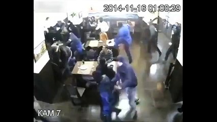 Il reste zen au milieu de 35 hommes armés