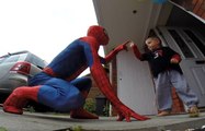 Déguisé en Spider-Man, il surprend son fils atteint d’une tumeur