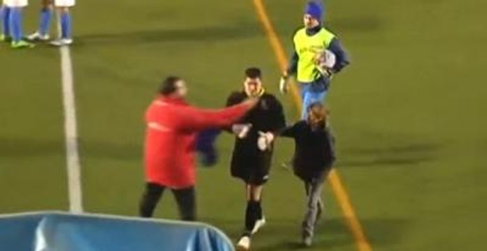 Kaleden Kaleye Gol Yiyen Kaleci, Sahayı Ağlayarak Terk Etti