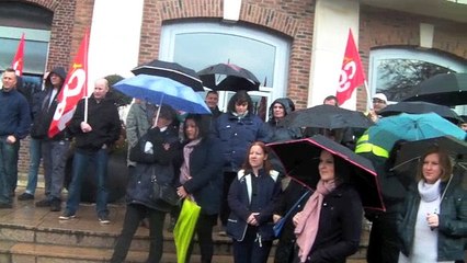 Action de la CGT devant la mairie de Fourmies
