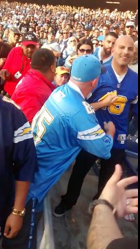 Enorme bagarre générale en Football américain entre les fans des Raiders et ceux des Chargers