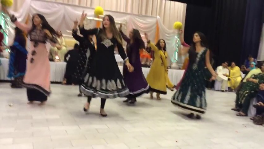 Superb Mehndi Dances Performance Pakistani Wedding