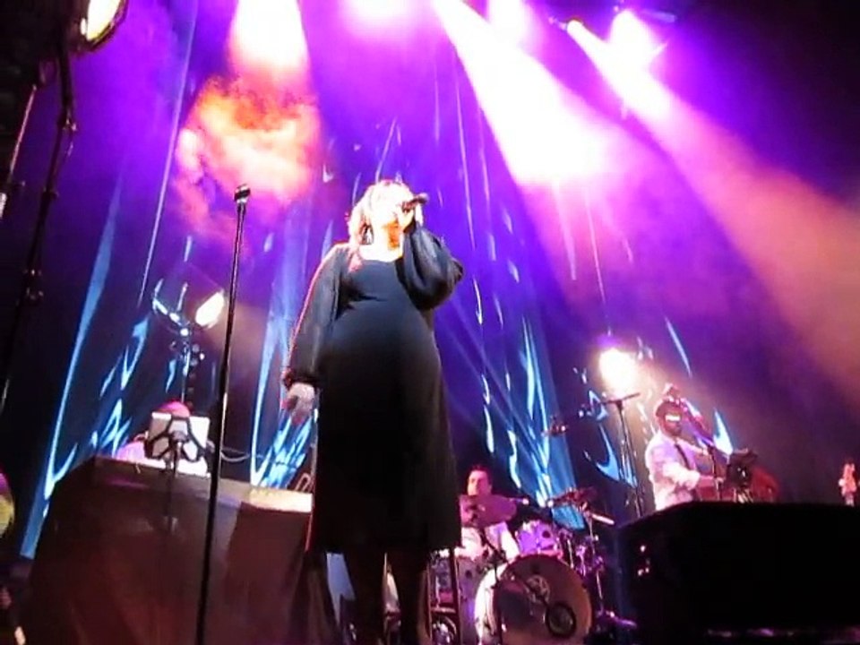 notre lisa en concert au theatre de la madeleine du 17.11.2014 sur la chanson frou-frou