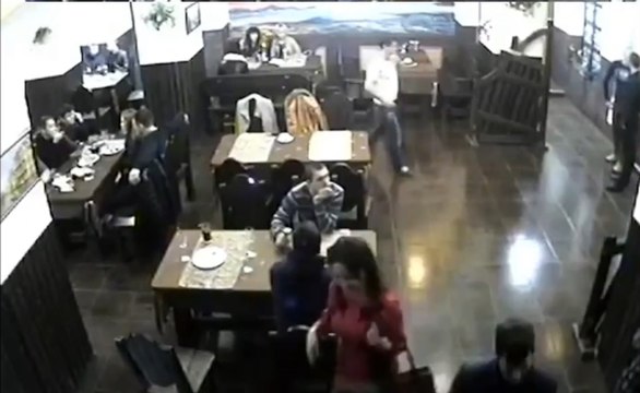 Un russe reste calme pendant une bagarre