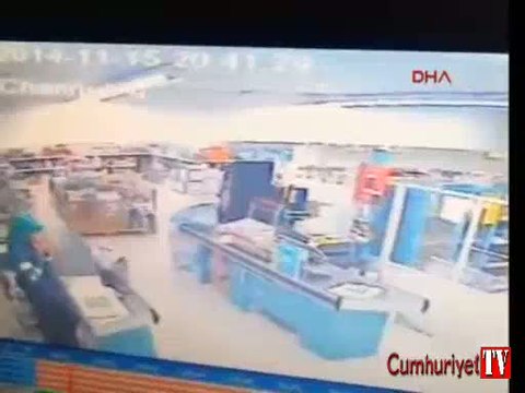 İstanbul'da soygun anı: Kasiyerin boğazına bıçak dayadı