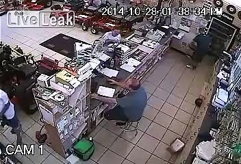 Roba motosierra escondiéndola en los pantalones