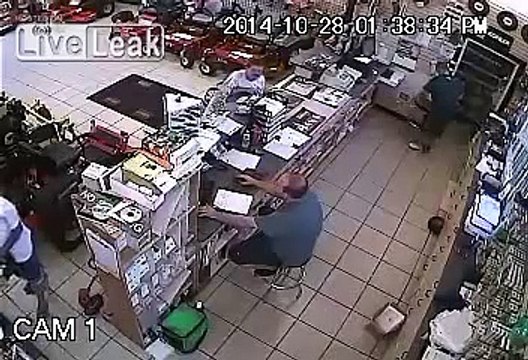 Roba motosierra escondiéndola en los pantalones