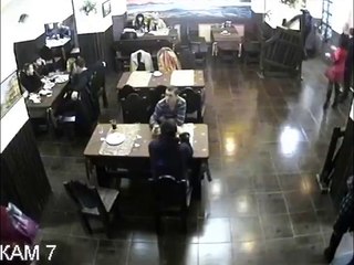 Un homme qui est tranquille pendant une bagarre dans un bar...
